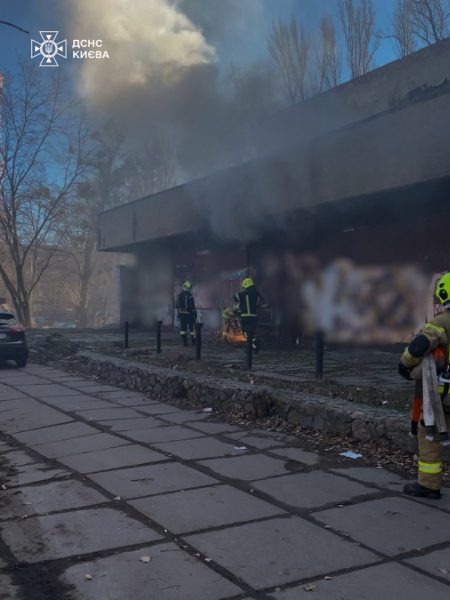 В центре Киева загорелся закрытый кинотеатр3