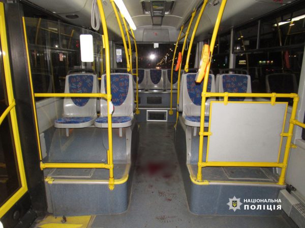 В Киеве пассажир автобуса порезал 17-летнего юношу бритвой из-за громкой музыки2