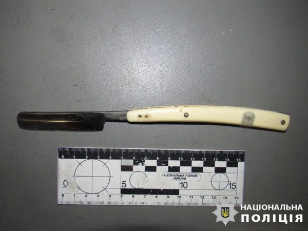 В Киеве пассажир автобуса порезал 17-летнего юношу бритвой из-за громкой музыки3