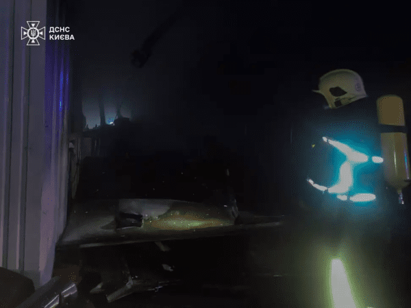 В Киеве произошел пожар на СТО: горели авто2