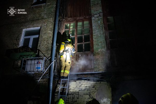 В Киеве во время пожара эвакуировали девять человек2