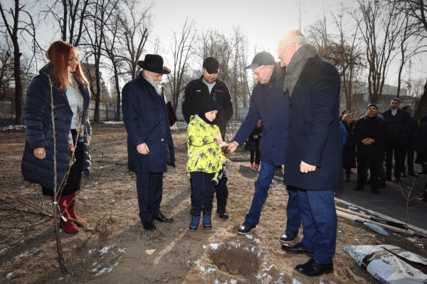 Буданов посадил дерево возле еврейской школы в Киеве, пострадавшей от обстрела2