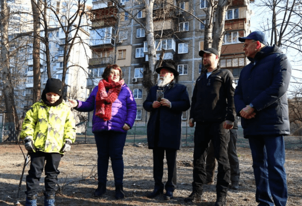 Буданов посадил дерево возле еврейской школы в Киеве, пострадавшей от обстрела1