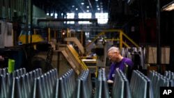 Артиллерийские снаряды на заводе в Скрэнтоне, Пенсильвания. Подобные боеприпасы калибра 155 мм в том числе использует и украинская артиллерия.