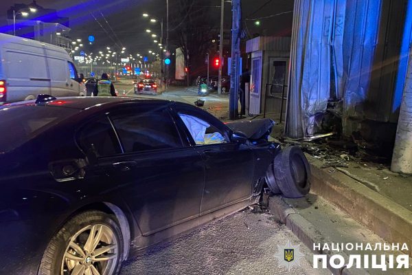 Столкновение BMW и Mazda: в Киеве произошло ДТП с пострадавшими3