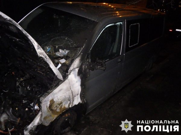 В Киеве 27-летняя женщина в состоянии алкогольного опьянения подожгла два автомобиля2
