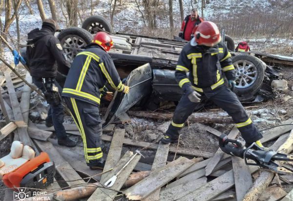 В Киеве Chrysler вылетел на обочину и перевернулся: есть пострадавшие1