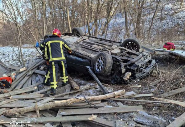 В Киеве Chrysler вылетел на обочину и перевернулся: есть пострадавшие2