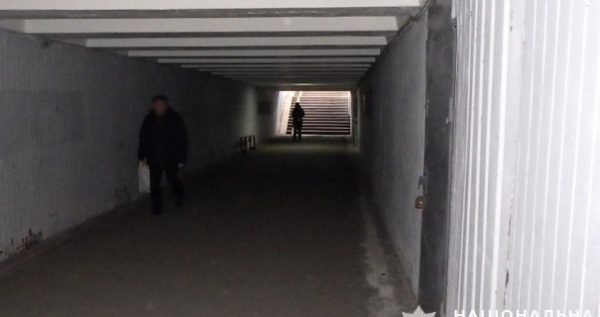 В Киеве мужчина ограбил женщину, скрывавшуюся во время воздушной тревоги в подземном переходе0