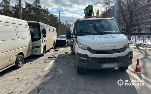 В Киеве нетрезвый водитель врезался в автобус: пострадала женщина3