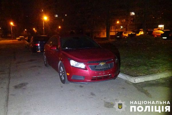 В Киеве осудили двух парней, которые ради развлечения повредили 7 автомобилей3