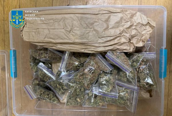 В Киеве задержали мужчину, который отправлял наркотики по почте под видом лампочек3