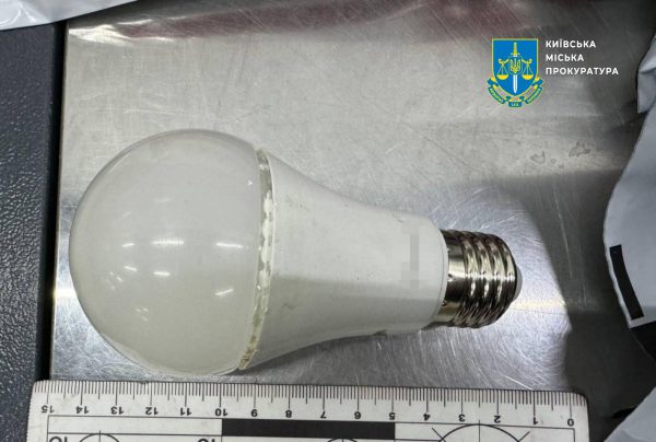 В Киеве задержали мужчину, который отправлял наркотики по почте под видом лампочек8