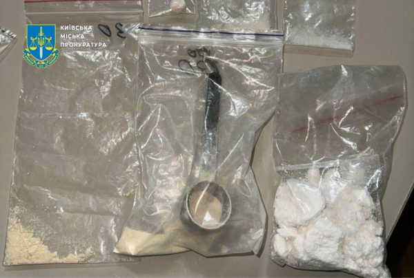 В Киеве задержали мужчину, который отправлял наркотики по почте под видом лампочек6