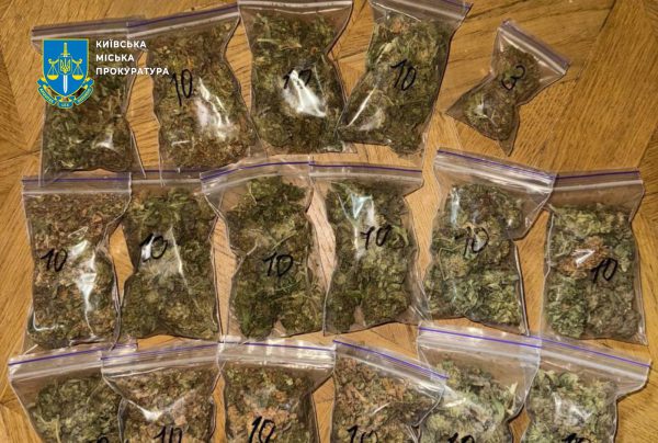 В Киеве задержали мужчину, который отправлял наркотики по почте под видом лампочек7