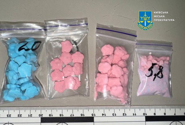 В Киеве задержали мужчину, который отправлял наркотики по почте под видом лампочек4