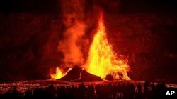 Вулкан Килауэа на Гавайях снова извергает лаву1