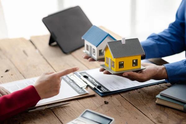 Жилье для переселенцев: По программе єВідновлення направили первые 100 млн гривен