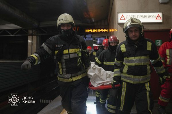 Трагедия в киевском метро: спасатели достали тело погибшего мужчины2