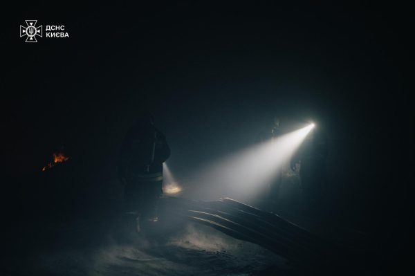 В Киеве произошел сильный пожар на складе5