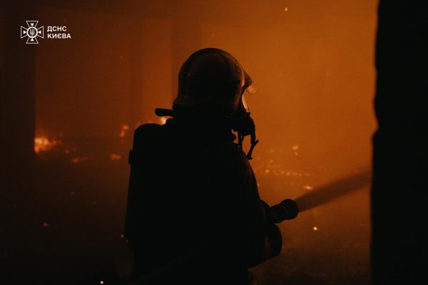 В Киеве произошел сильный пожар на складе2