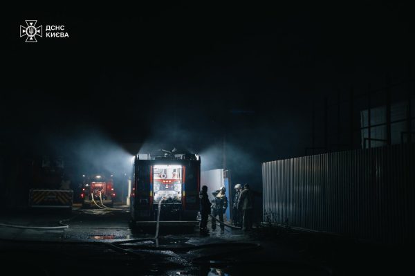 В Киеве произошел сильный пожар на складе4