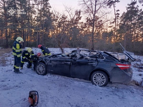 В Киеве столкнулись Toyota и грузовик Volvo: водителя из легковушки вытаскивали очевидцы1