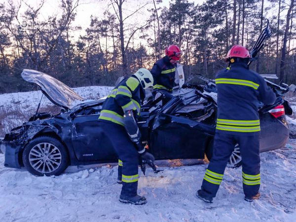 В Киеве столкнулись Toyota и грузовик Volvo: водителя из легковушки вытаскивали очевидцы2