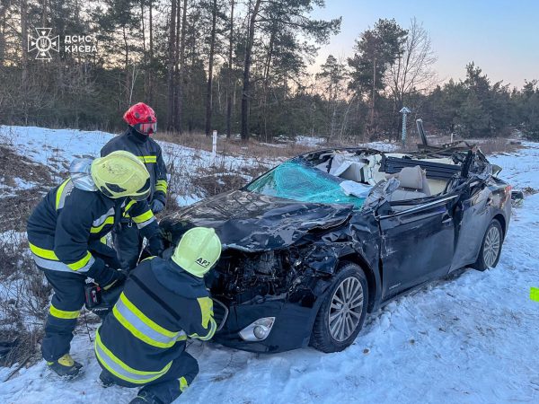В Киеве столкнулись Toyota и грузовик Volvo: водителя из легковушки вытаскивали очевидцы3