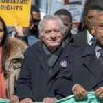 Роберт Де Ниро и Джимми Киммел посетили протесты против Трампа в США