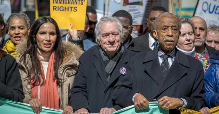 Роберт Де Ниро и Джимми Киммел посетили протесты против Трампа в США