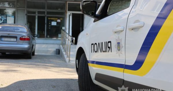 В Киеве трое парней жестоко избили мужчину возле метро