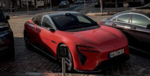 В Украину привезли мощный электрокар от Huawei без заднего стекла (фото)