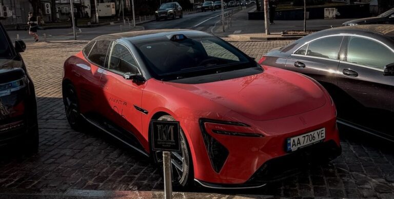 В Украину привезли мощный электрокар от Huawei без заднего стекла (фото)