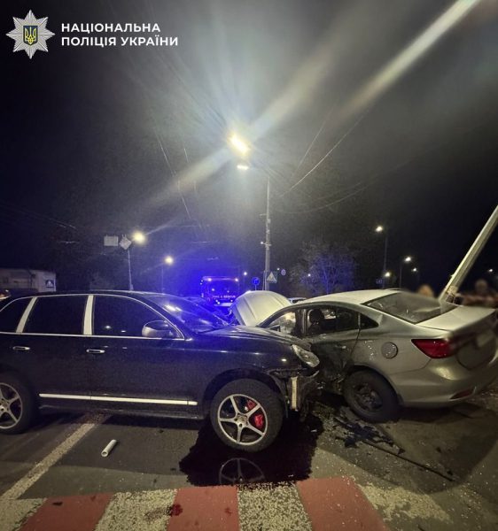 В Киеве пьяный водитель Porsche устроил тройное ДТП на Оболони: среди пострадавших – дети2